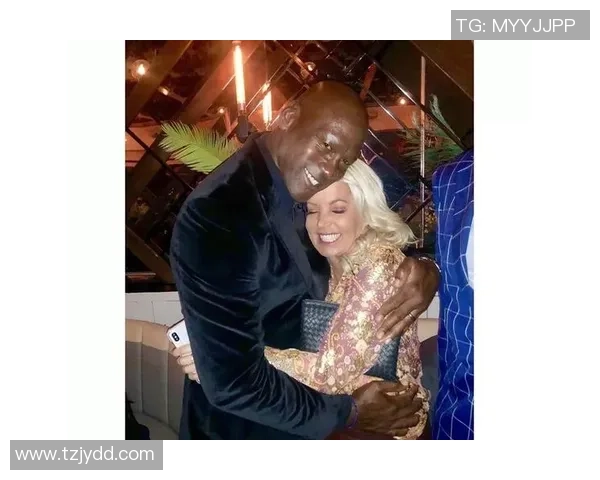 女明星与足球巨星亲密合影瞬间揭示娱乐圈与体育界的交集与魅力