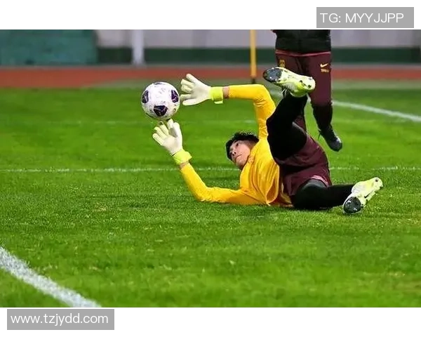 足球明星脚踩转场动作揭秘如何在比赛中灵活应对对手挑战