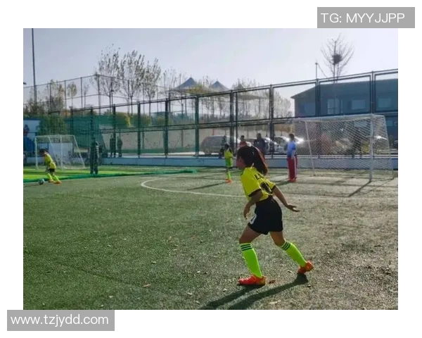 足球明星们在绿茵场上绽放的幸福瞬间与感人故事分享